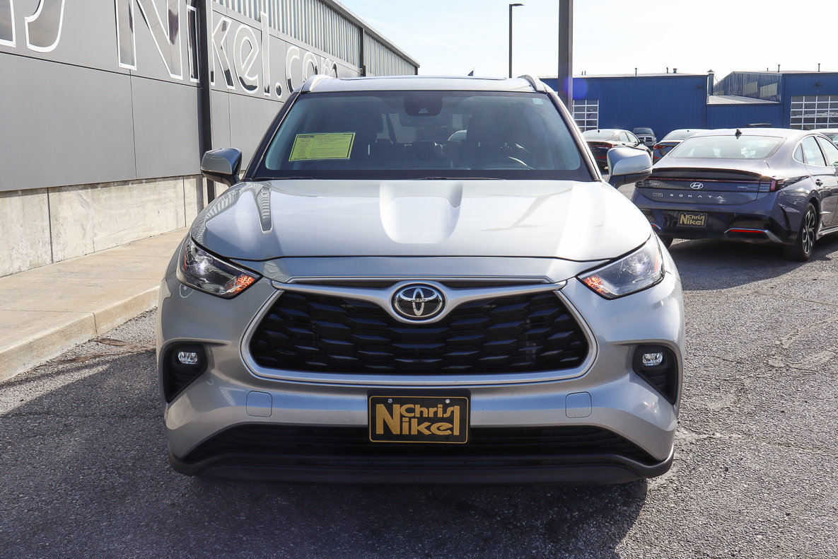 Used 2024 Toyota Highlander XLE FWD image 2