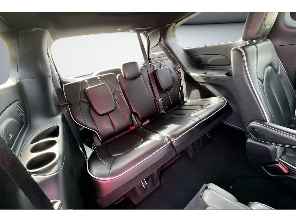 Used 2025 Chrysler Pacifica Limited image 30