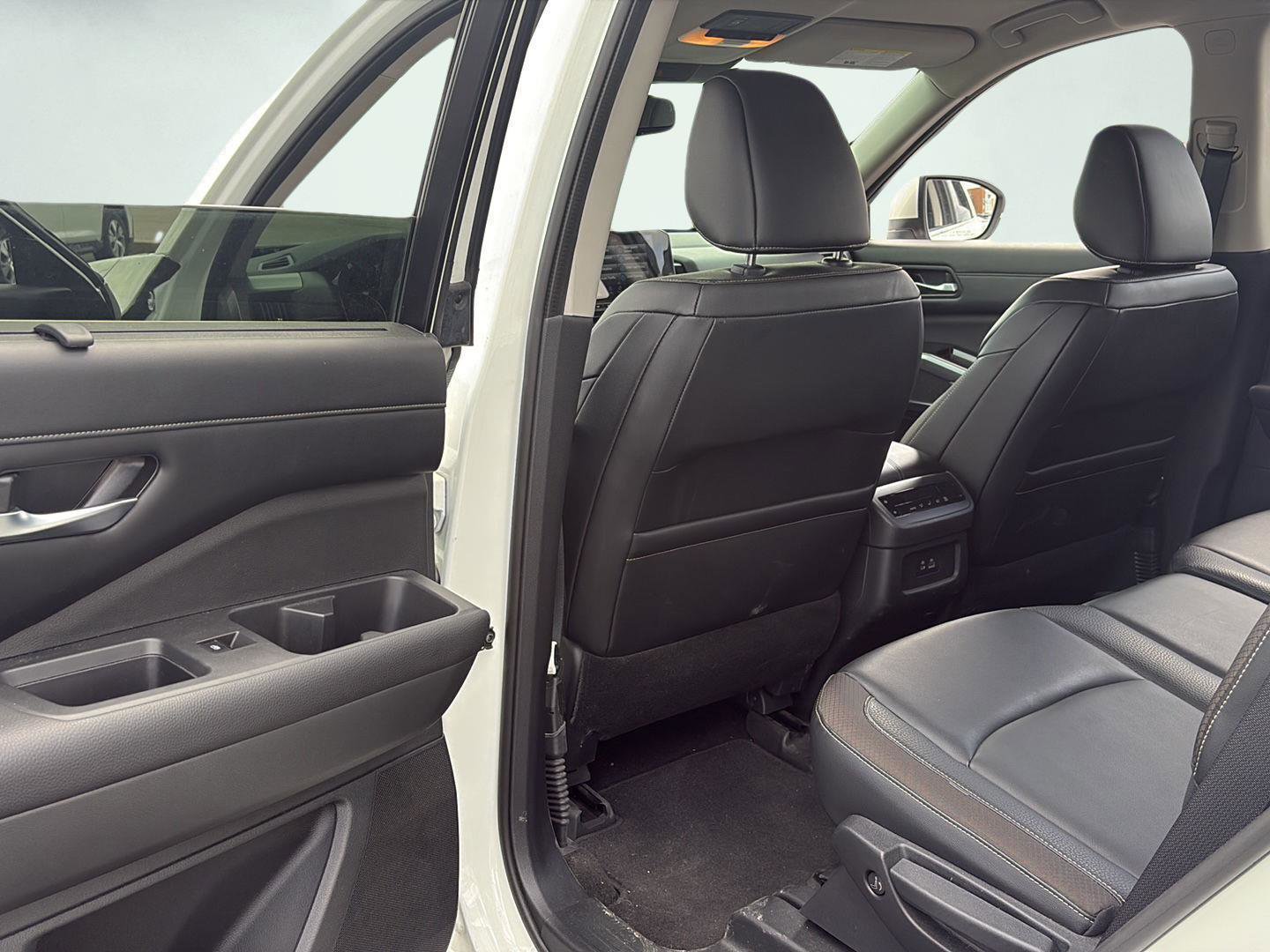 Used 2022 Nissan Pathfinder SL AWD/4WD image 16