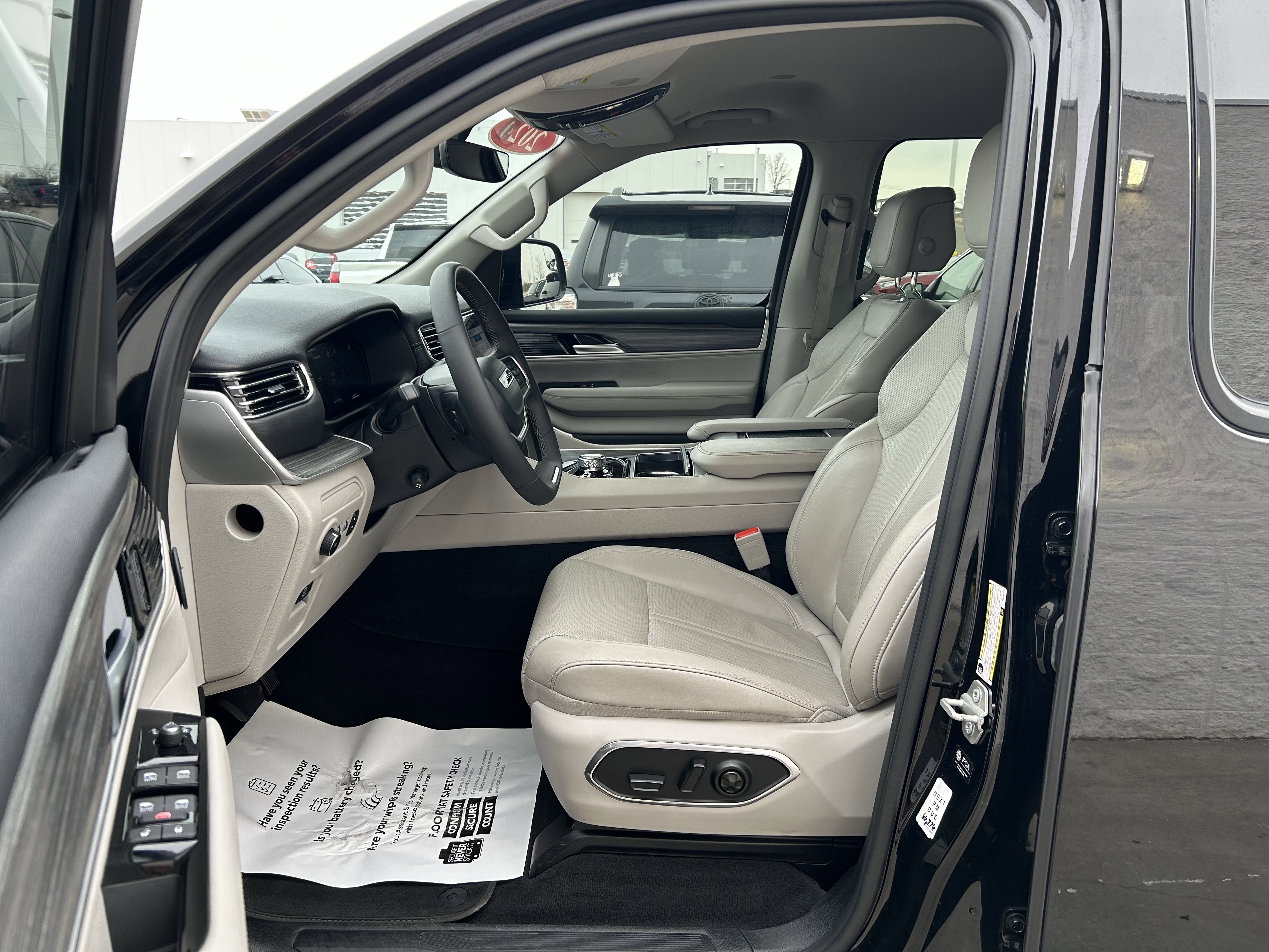 Used 2024 Jeep Wagoneer Series II w/ Flexible Seating Group image 12