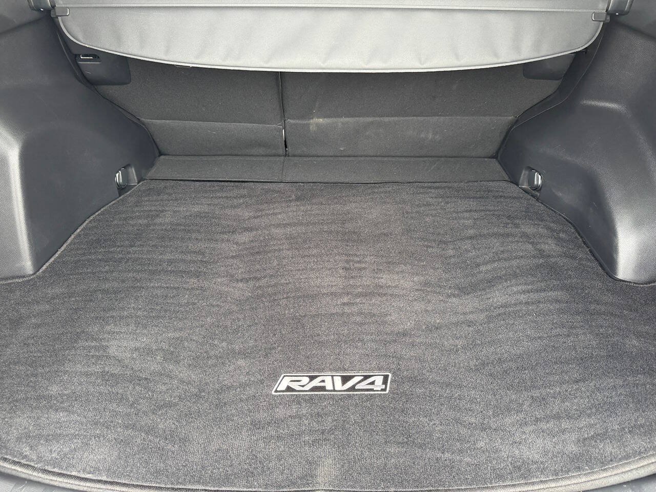 Used 2021 Toyota RAV4 XLE AWD/4WD image 25