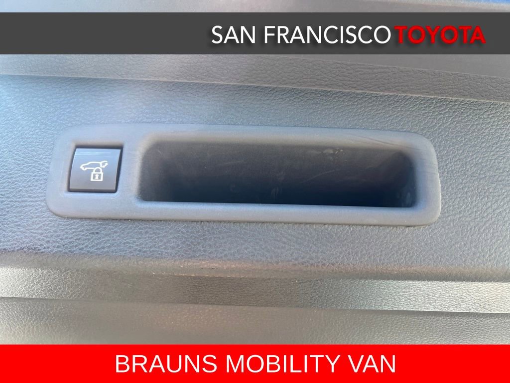 Used 2026 Toyota Sienna XLE FWD image 47