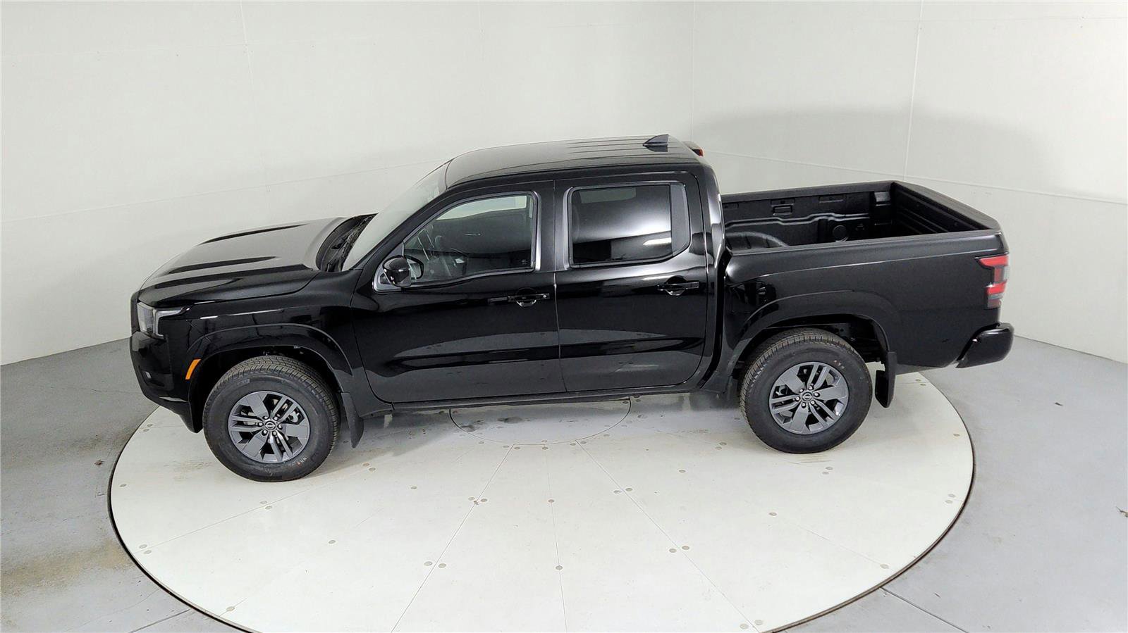 Certified 2025 Nissan Frontier SV image 42