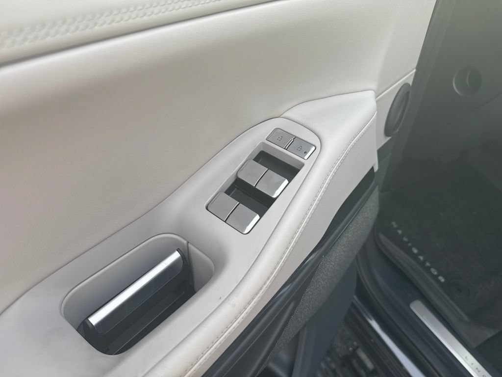 New 2025 Lincoln Navigator L Reserve AWD/4WD image 8