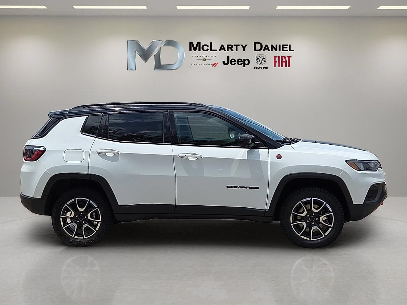 Used 2025 Jeep Compass Trailhawk AWD/4WD image 6