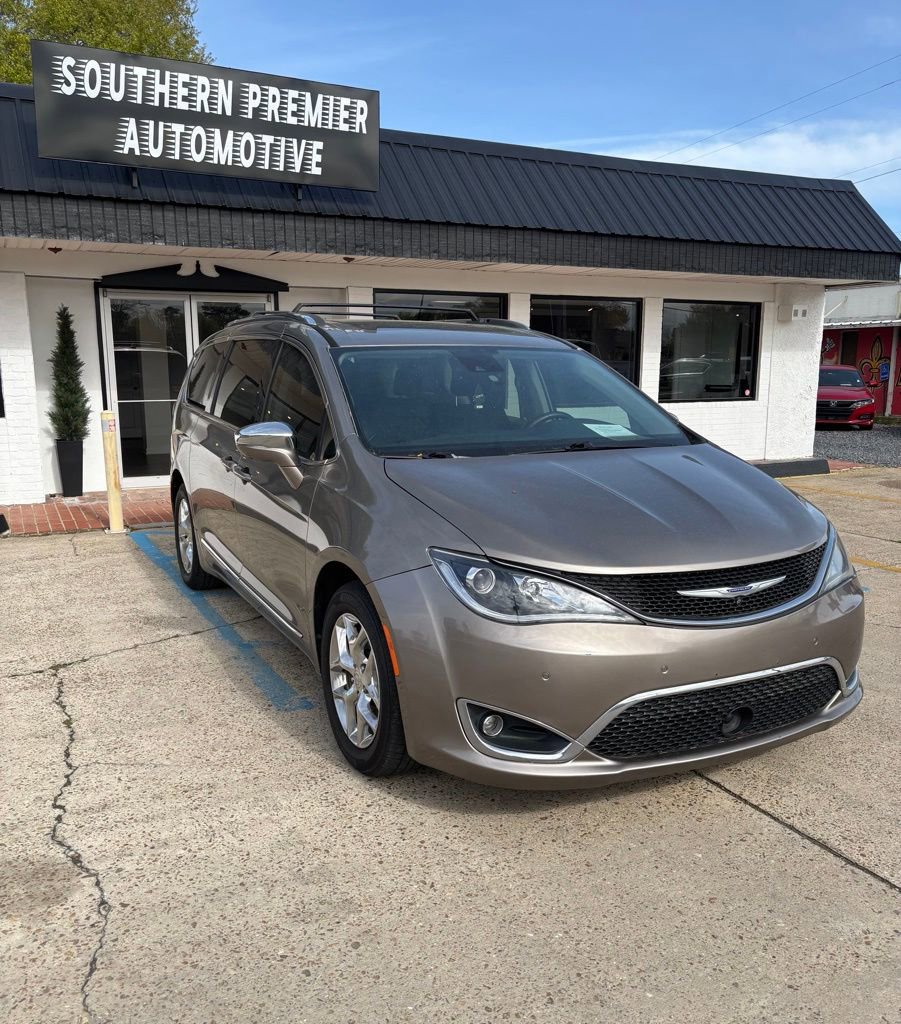 Used 2017 Chrysler Pacifica Limited image 3