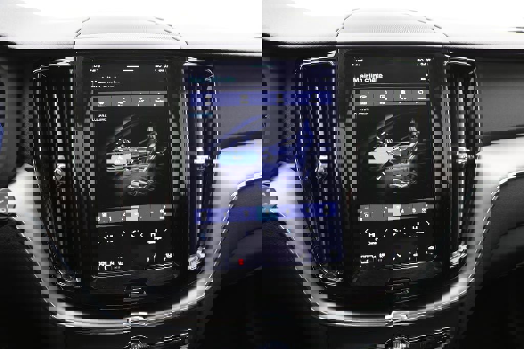 Used 2025 Volvo XC60 B5 Core image 24