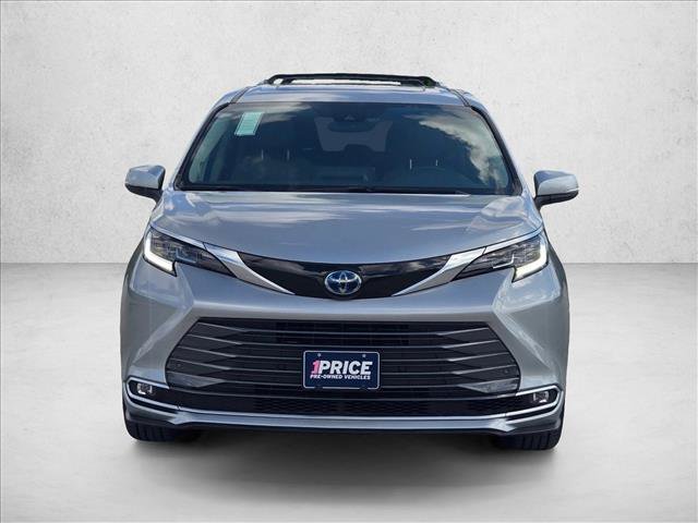 Used 2023 Toyota Sienna Limited FWD image 2