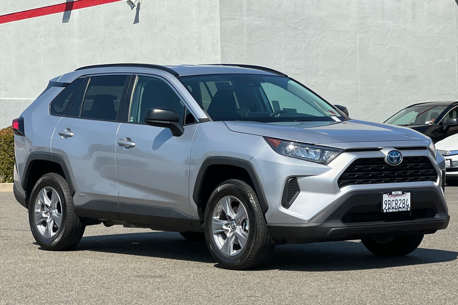 Certified 2022 Toyota RAV4 LE AWD/4WD image 5