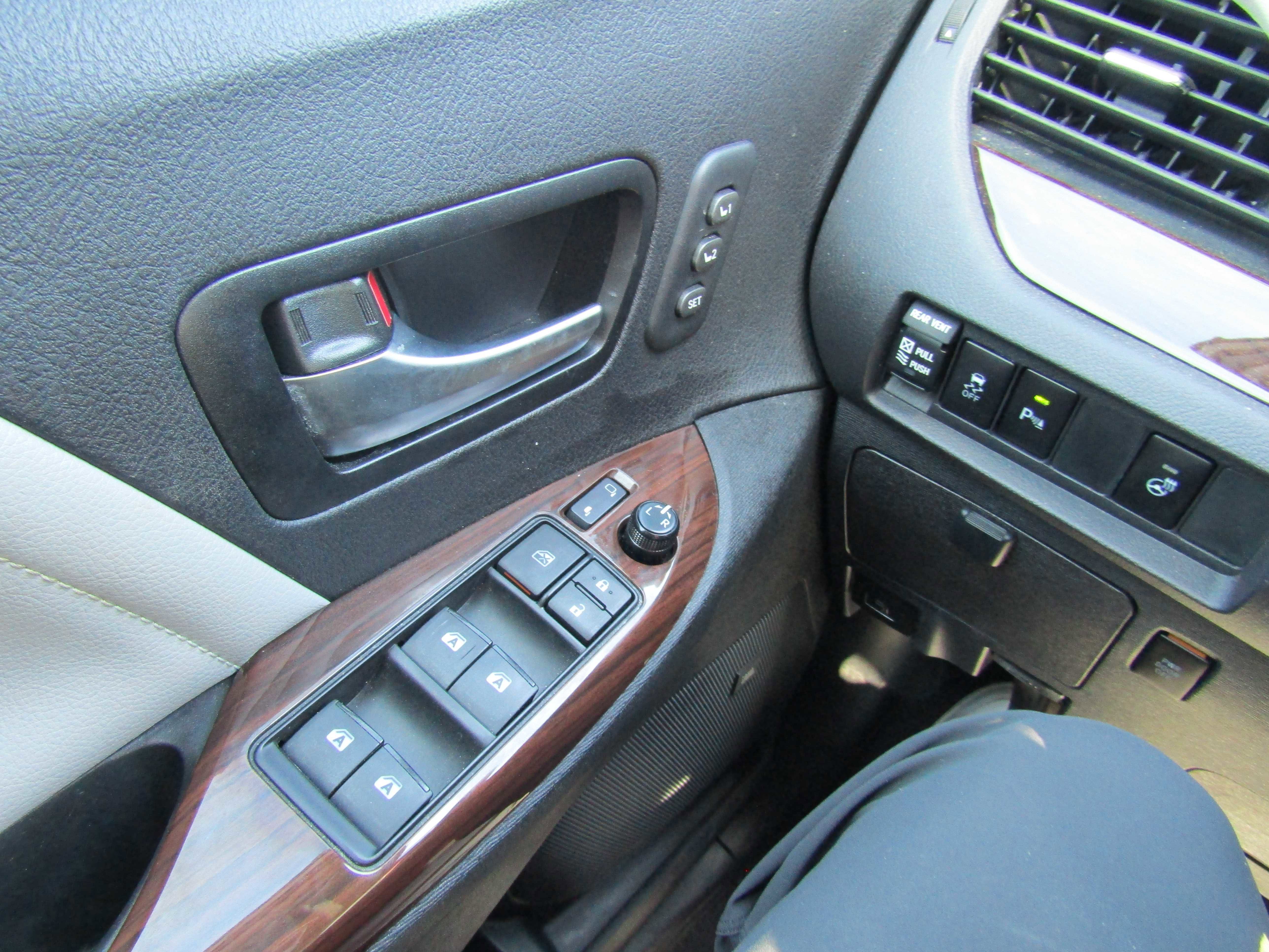 Used 2019 Toyota Sienna Limited FWD image 17