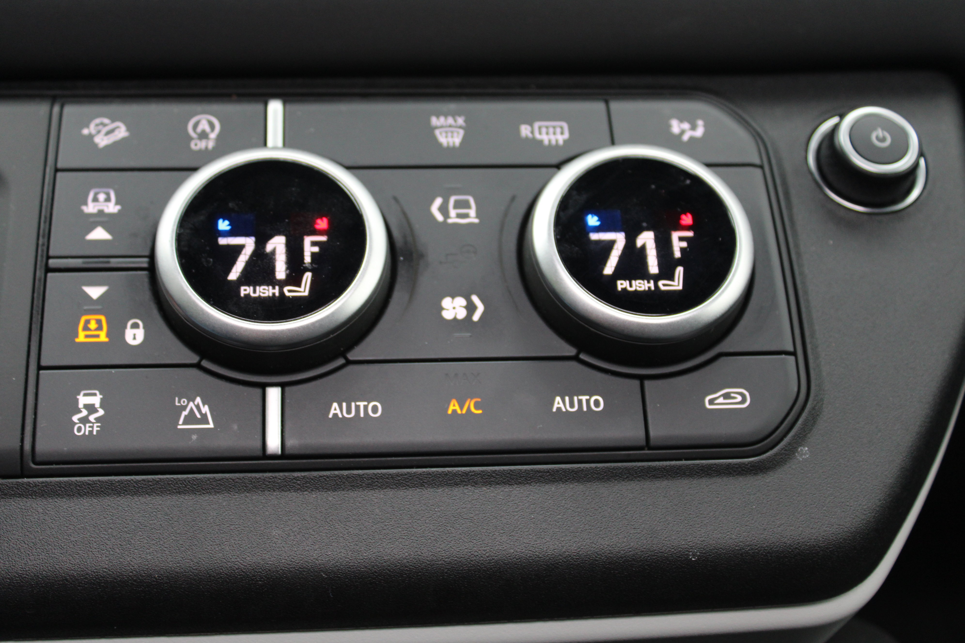 Used 2024 Land Rover Defender 110 S image 28