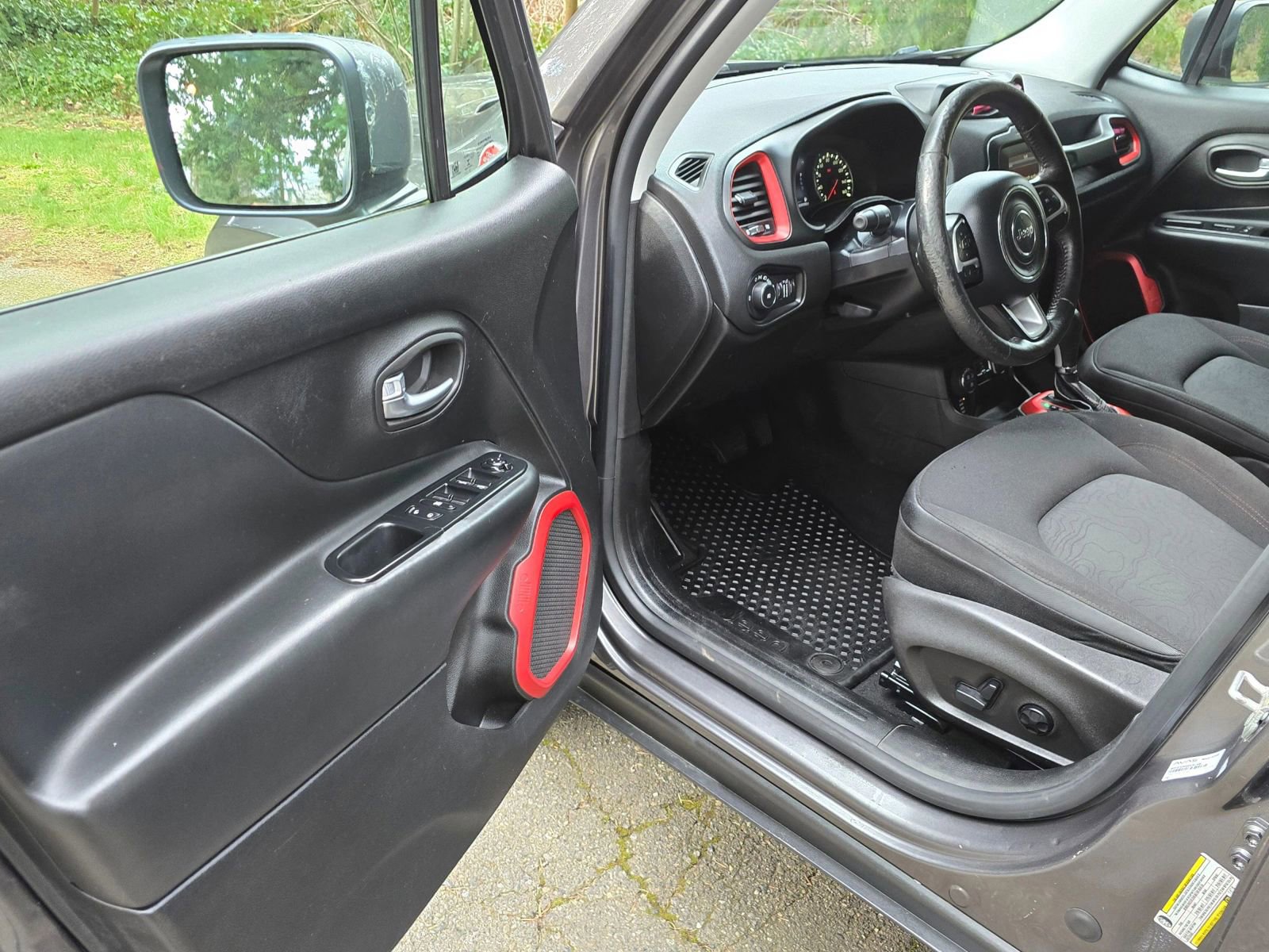 Used 2016 Jeep Renegade Trailhawk AWD/4WD image 19