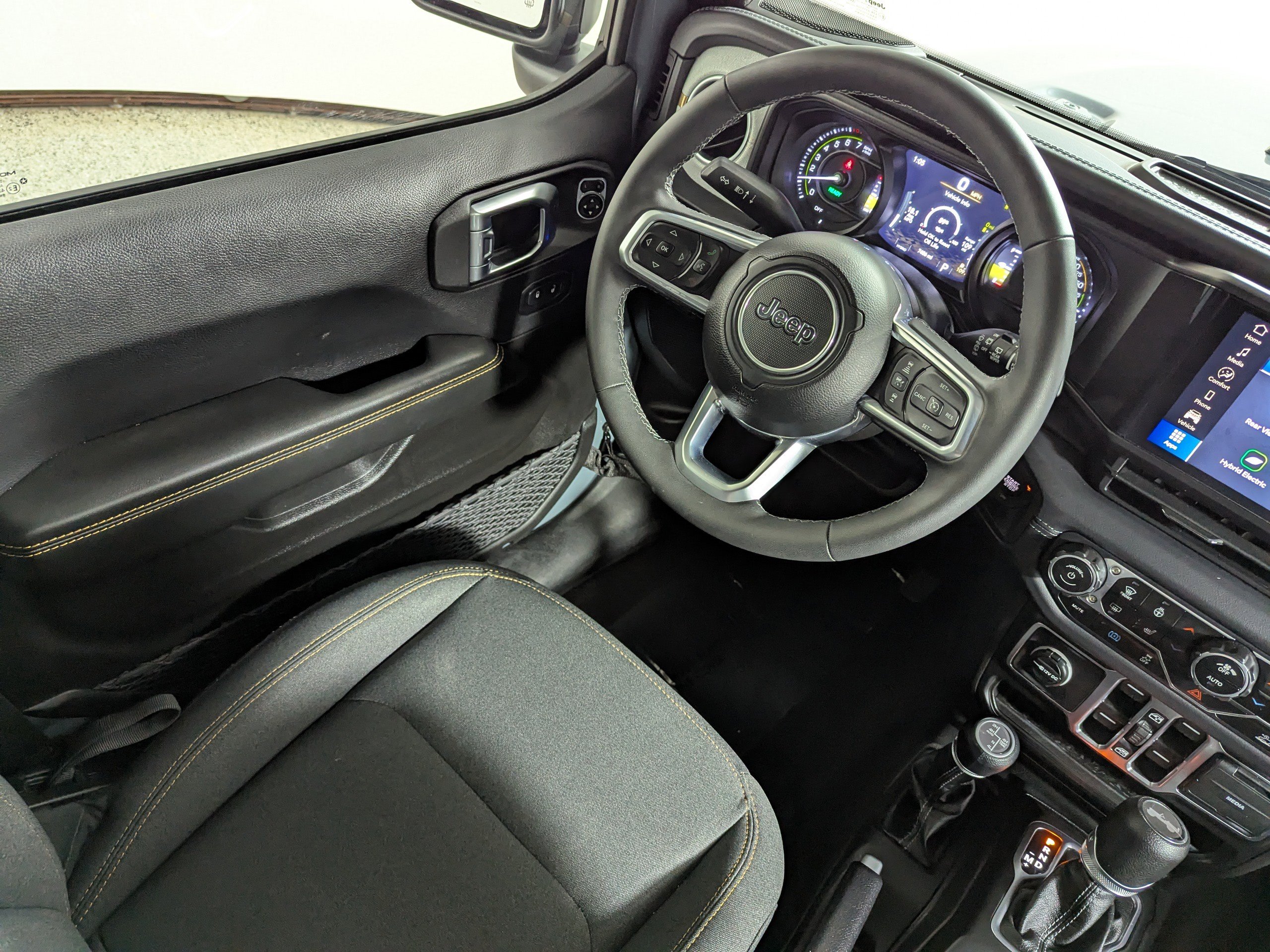 Used 2025 Jeep Wrangler Sahara AWD/4WD image 9