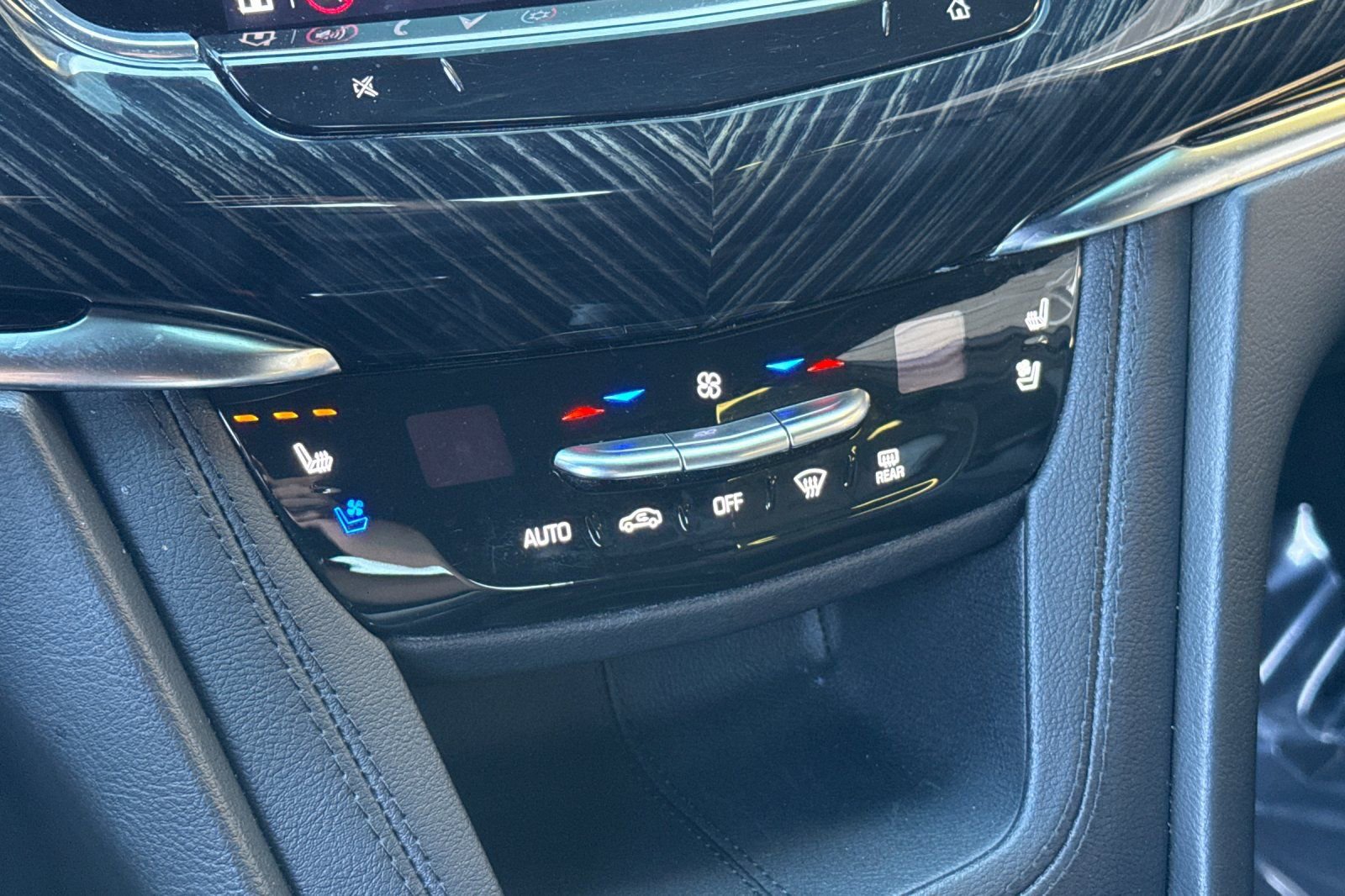 Certified 2025 Cadillac XT6 Premium Luxury image 28