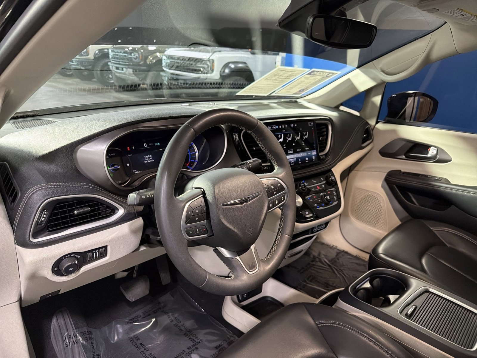 Used 2023 Chrysler Pacifica Touring-L image 22