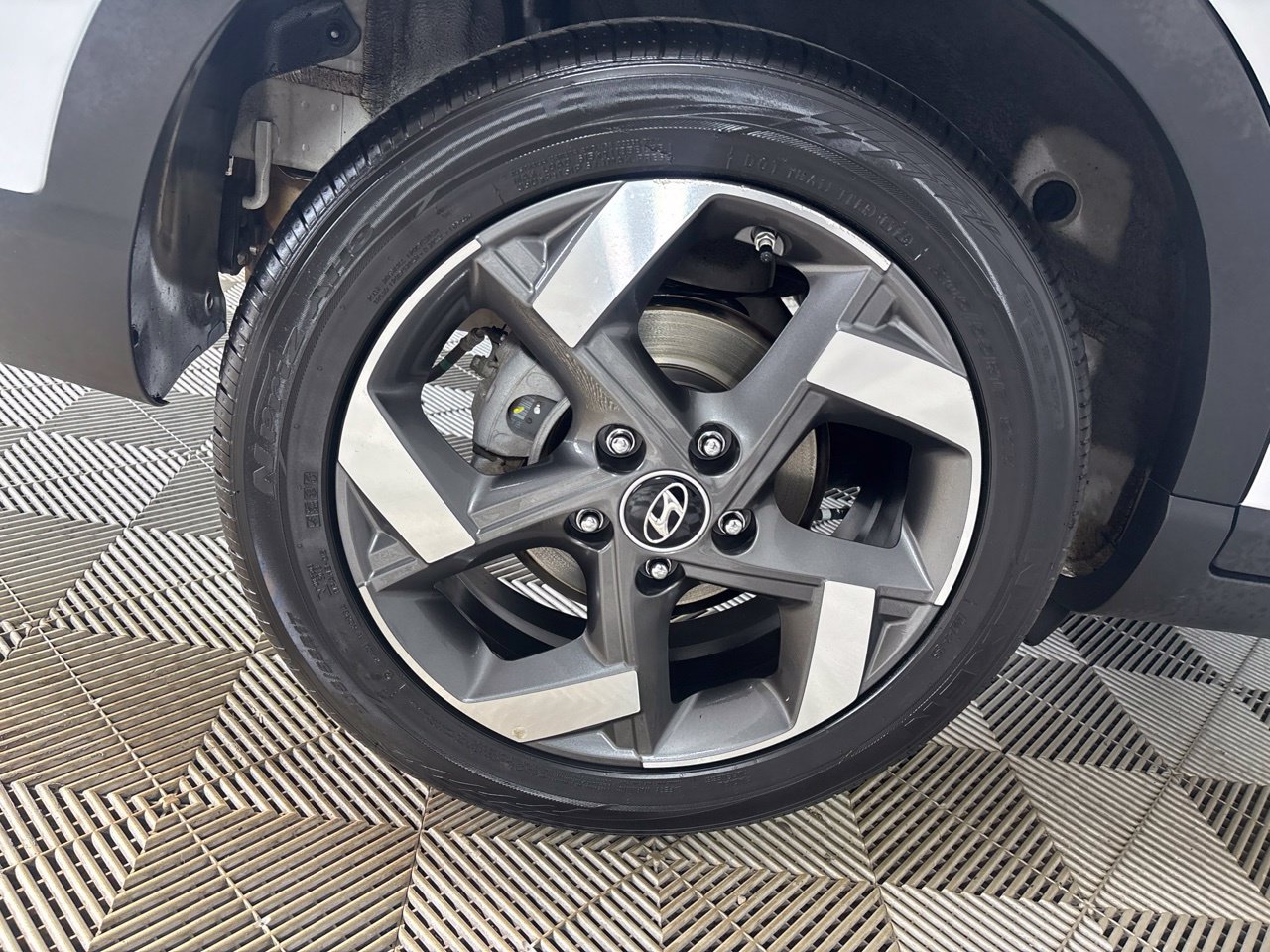Used 2025 Hyundai Venue SEL FWD image 33