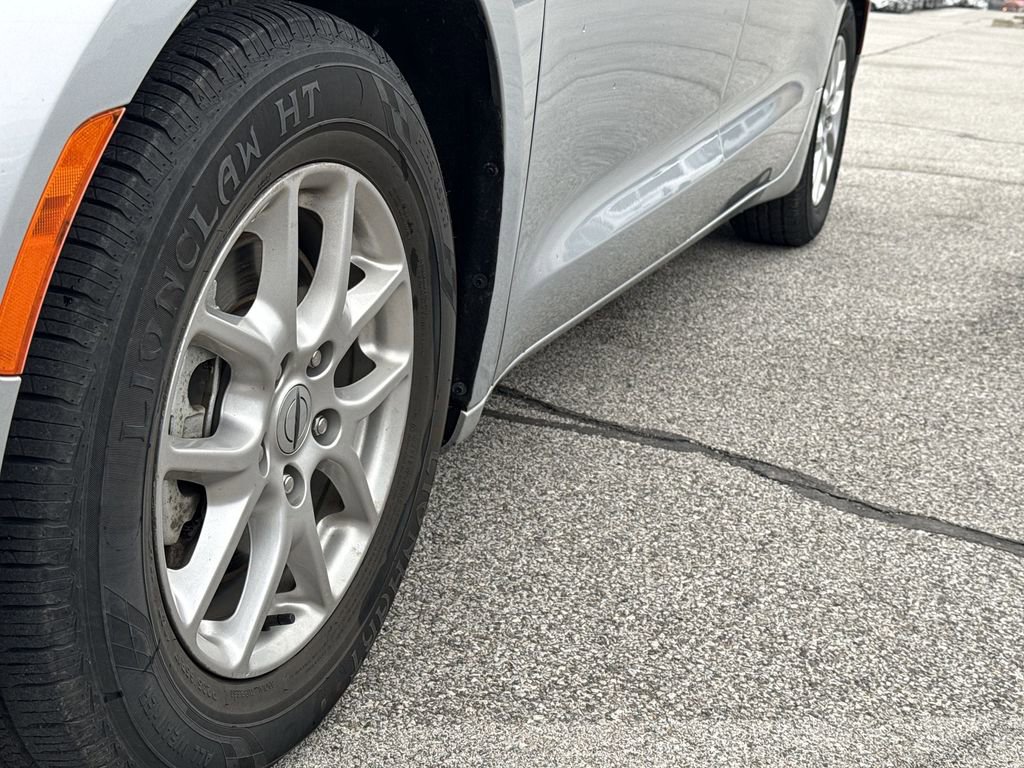 Used 2023 Chrysler Pacifica Touring-L image 18