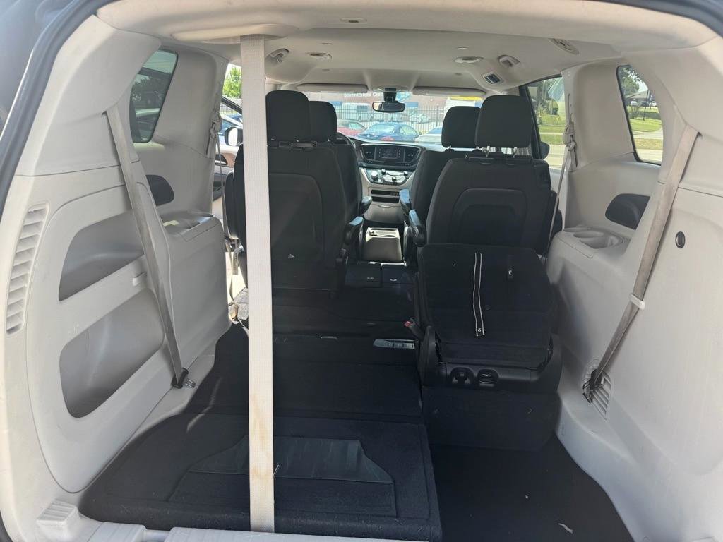 Used 2017 Chrysler Pacifica LX FWD image 17