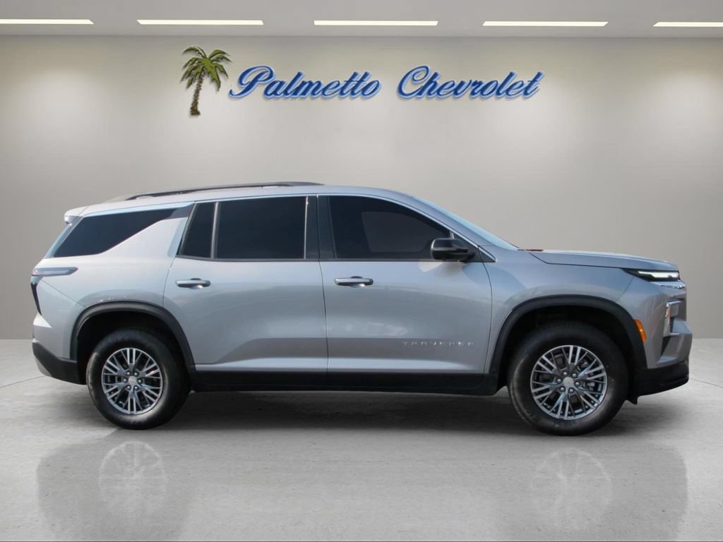 Used 2025 Chevrolet Traverse LT w/ Driver Confidence Package FWD image 2