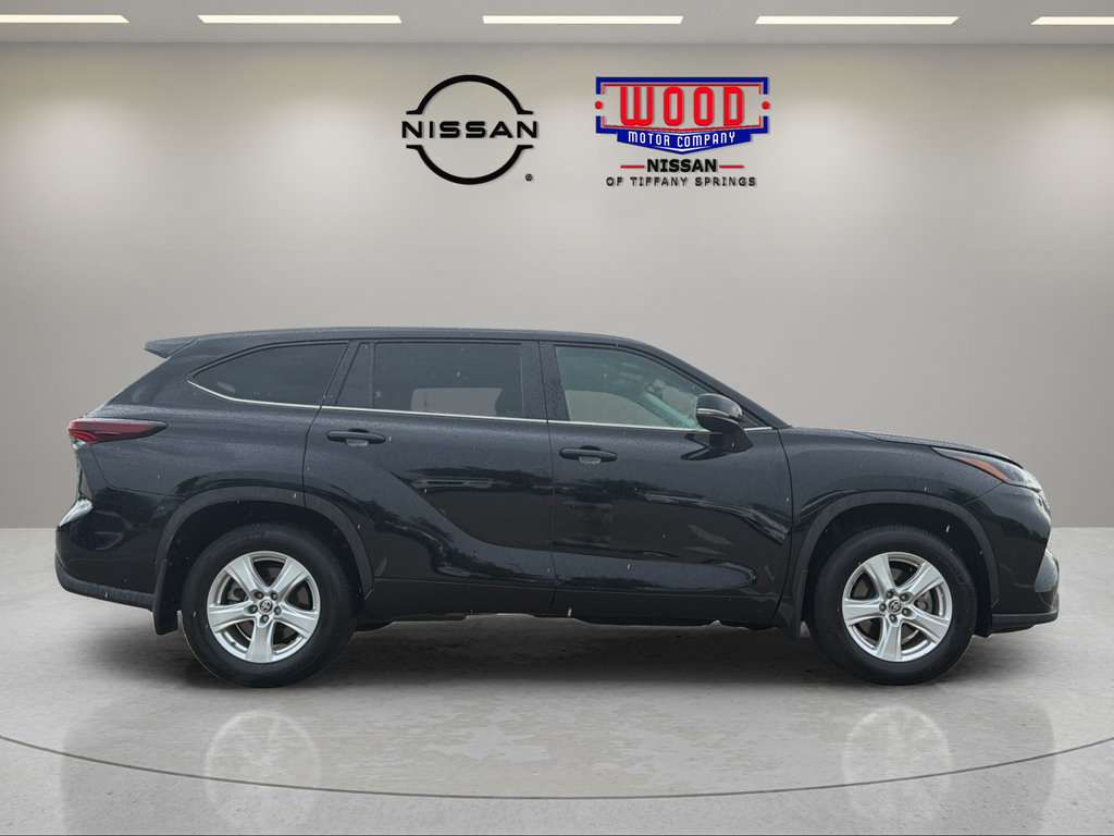Used 2024 Toyota Highlander LE AWD/4WD image 2
