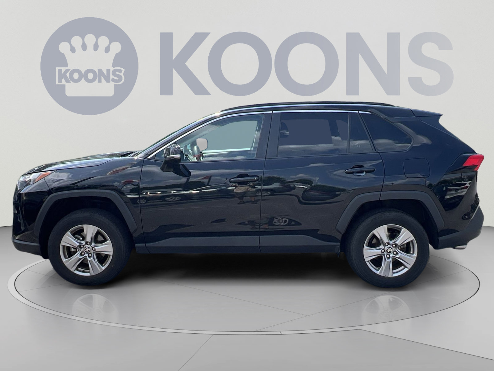 Used 2025 Toyota RAV4 XLE AWD/4WD image 2