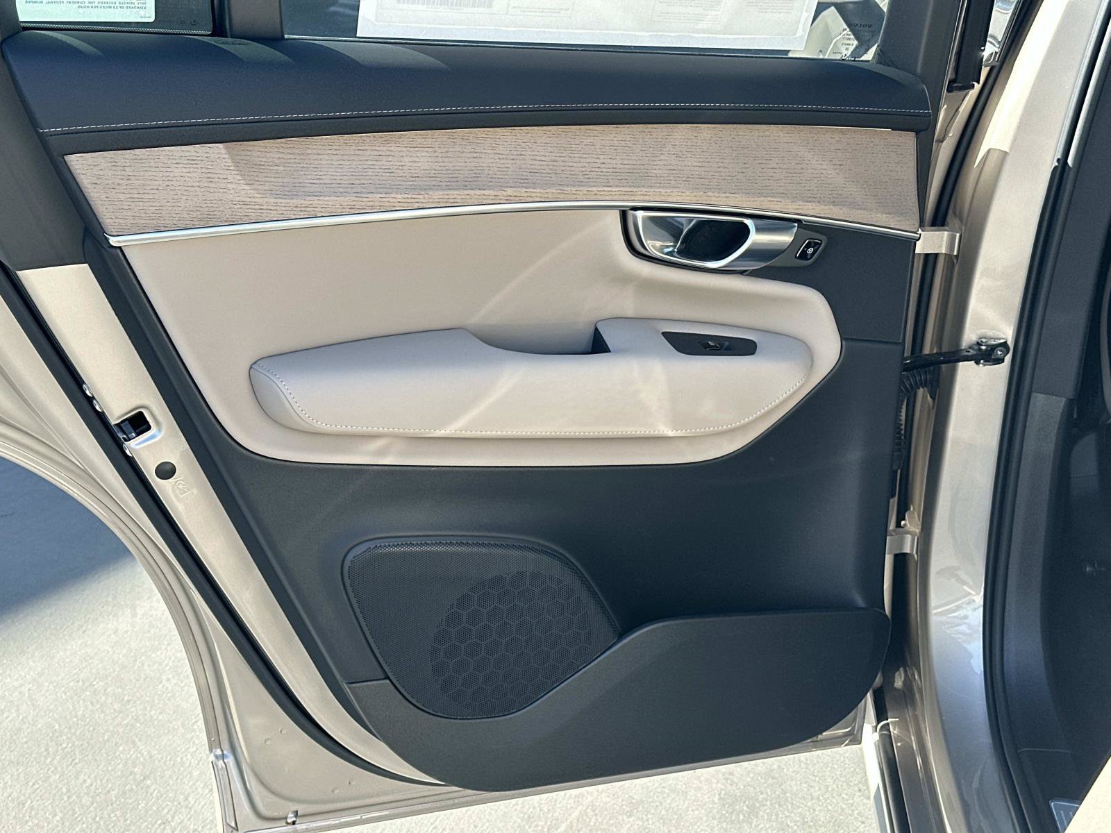 New 2026 Volvo XC90 T8 Plus AWD/4WD image 16