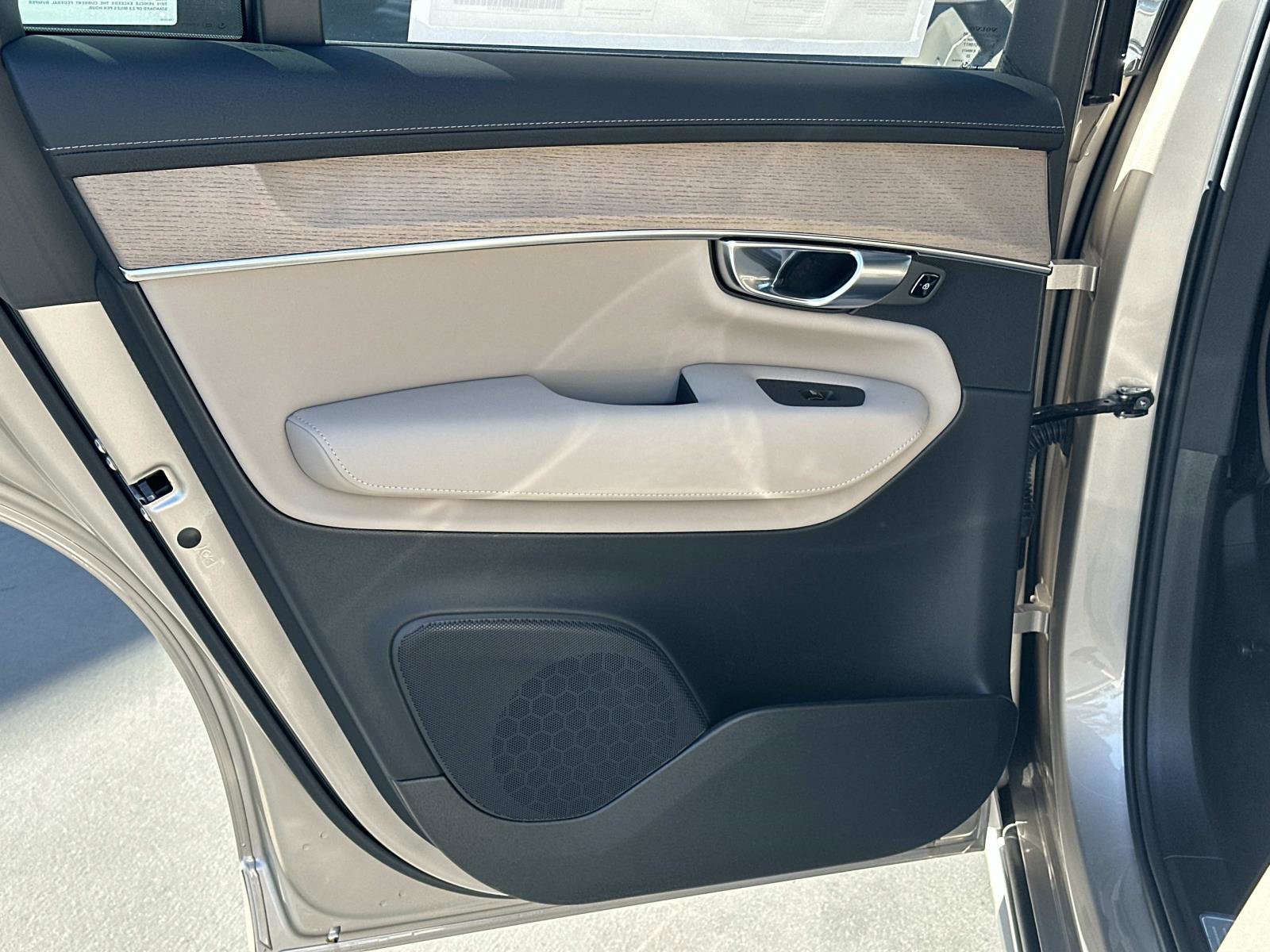 New 2026 Volvo XC90 T8 Plus AWD/4WD image 16