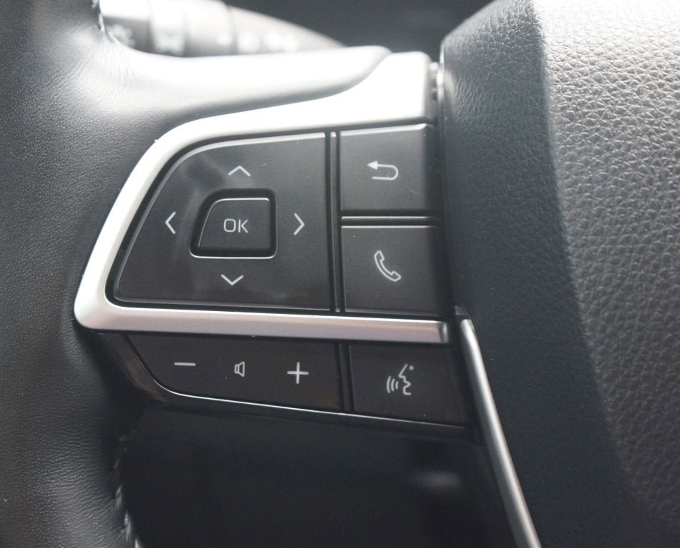 Used 2023 Toyota Highlander Limited FWD image 11
