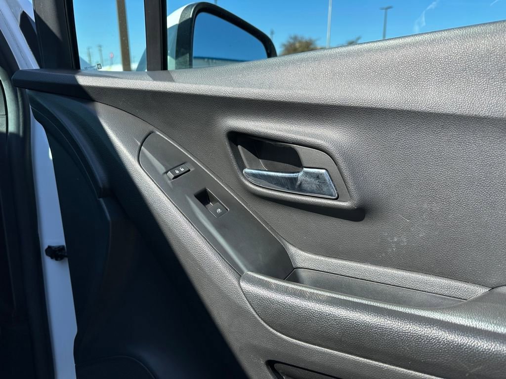 Certified 2022 Chevrolet Trax LT w/ LT Convenience Package AWD/4WD image 21