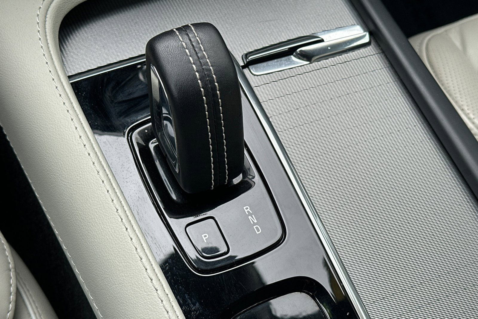 Certified 2022 Volvo XC90 T8 R-Design w/ Advanced Package image 26