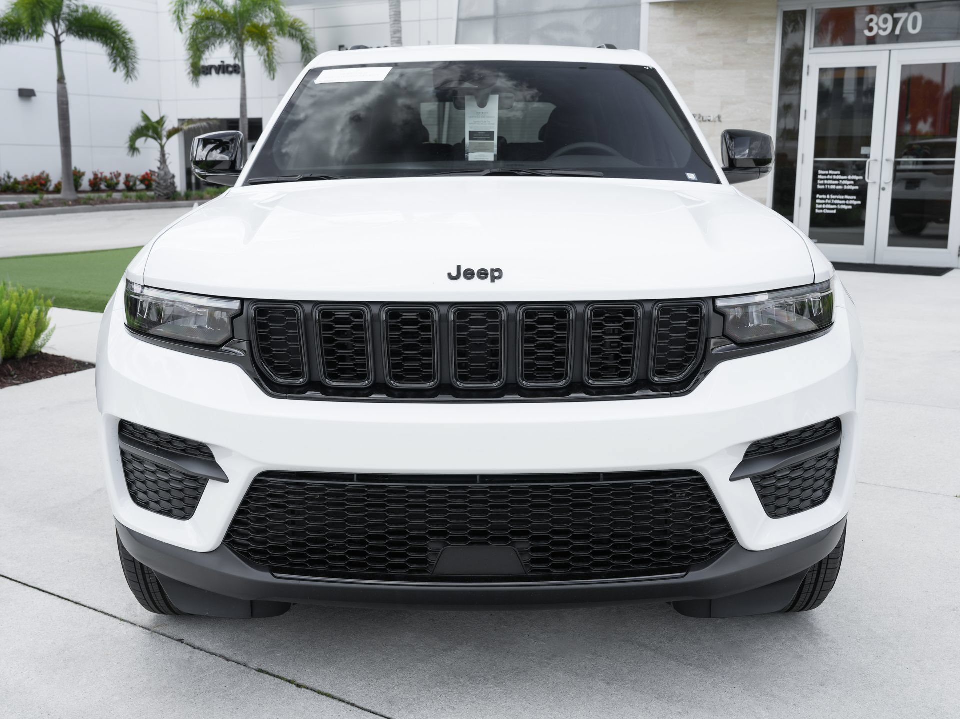 Used 2025 Jeep Grand Cherokee Altitude RWD image 6