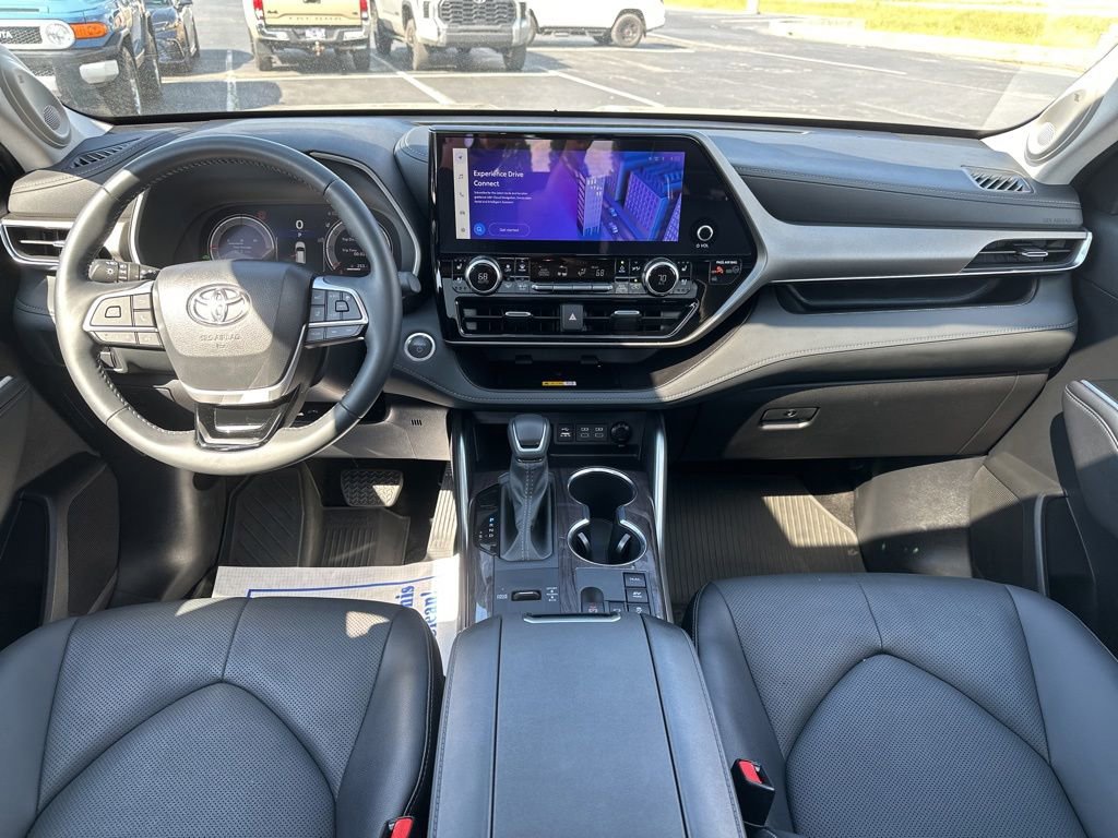 Certified 2025 Toyota Highlander Limited AWD/4WD image 33