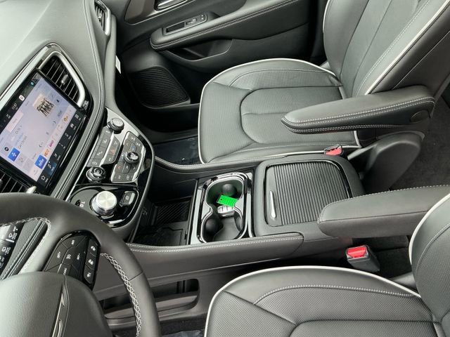 New 2027 Chrysler Pacifica Limited AWD/4WD image 24