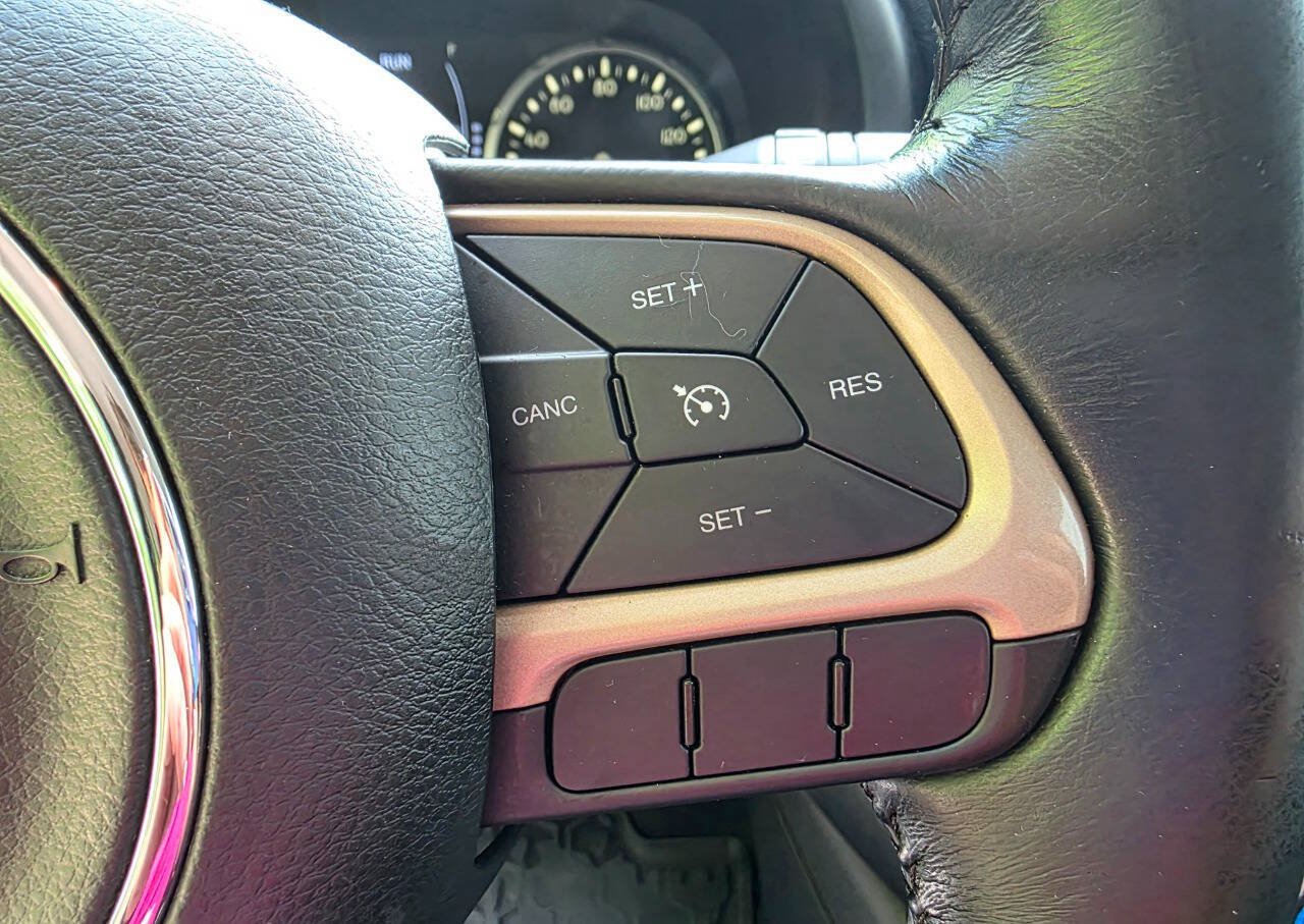 Used 2017 Jeep Renegade Latitude FWD image 19
