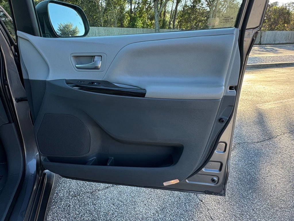 Used 2020 Toyota Sienna XLE Premium image 30