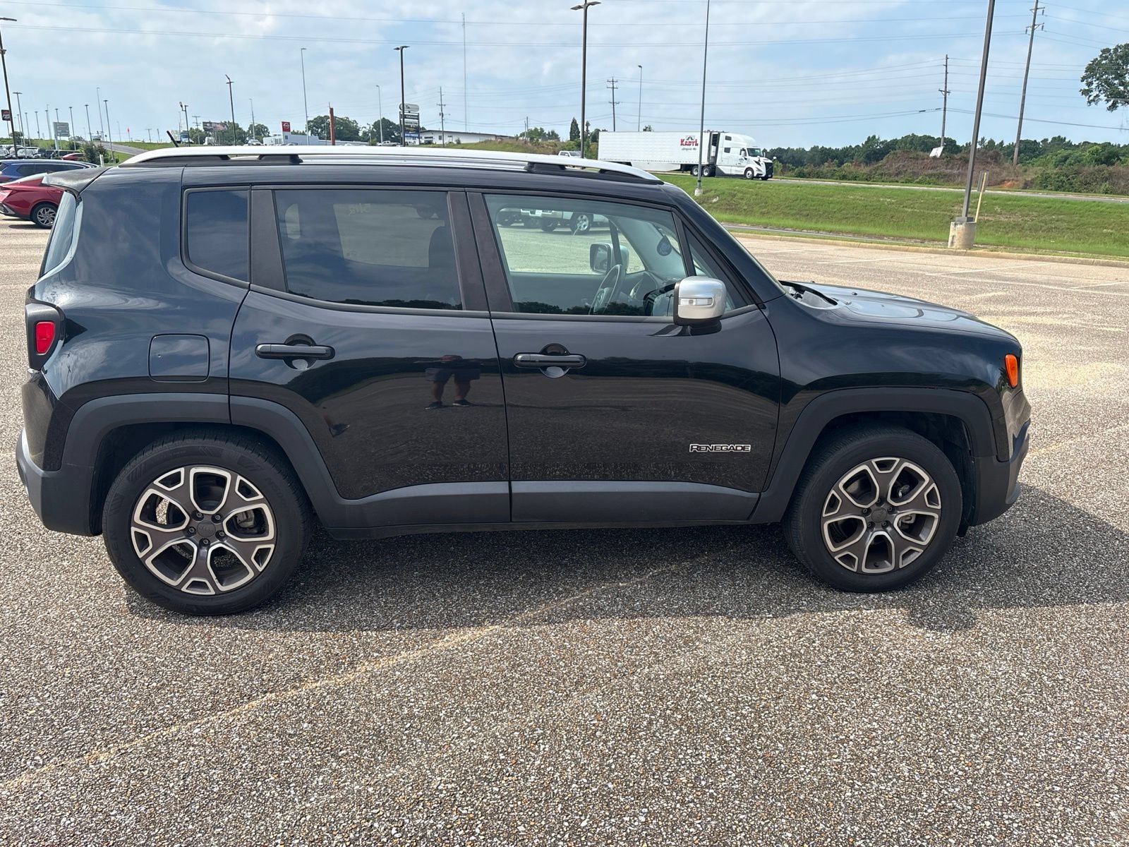Used 2015 Jeep Renegade Limited FWD image 3