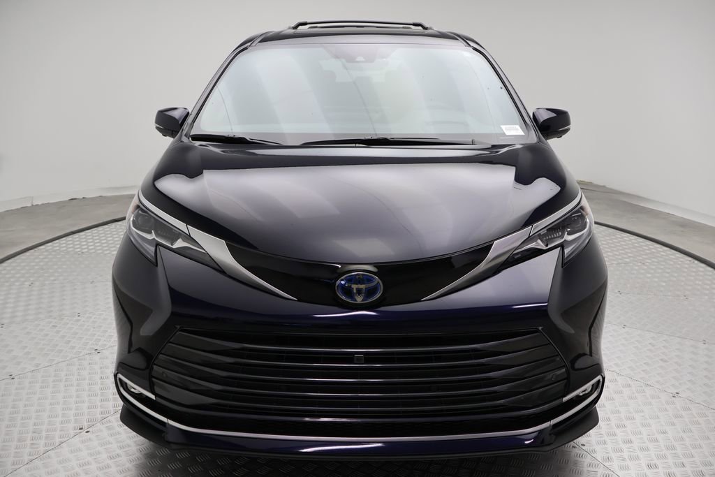 Certified 2025 Toyota Sienna Platinum image 5