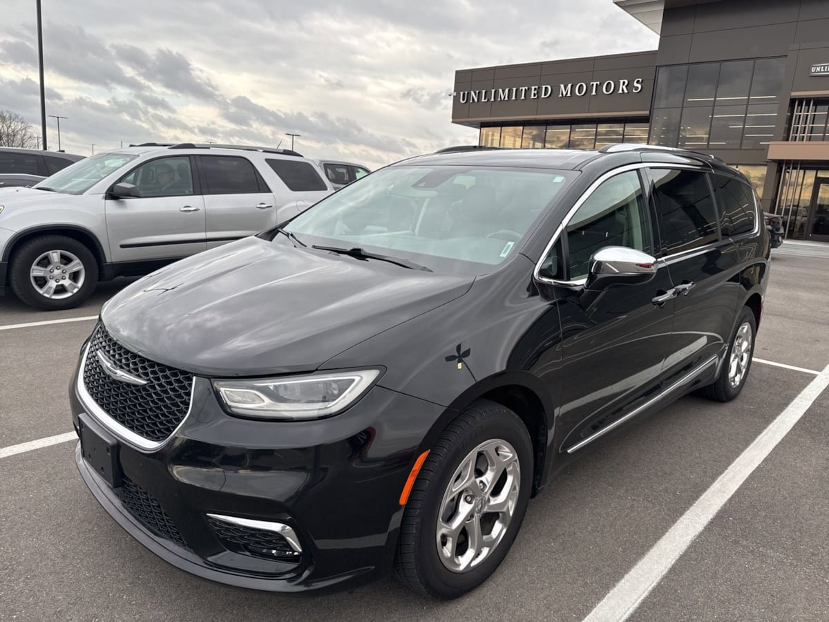 Used 2021 Chrysler Pacifica Limited image 3