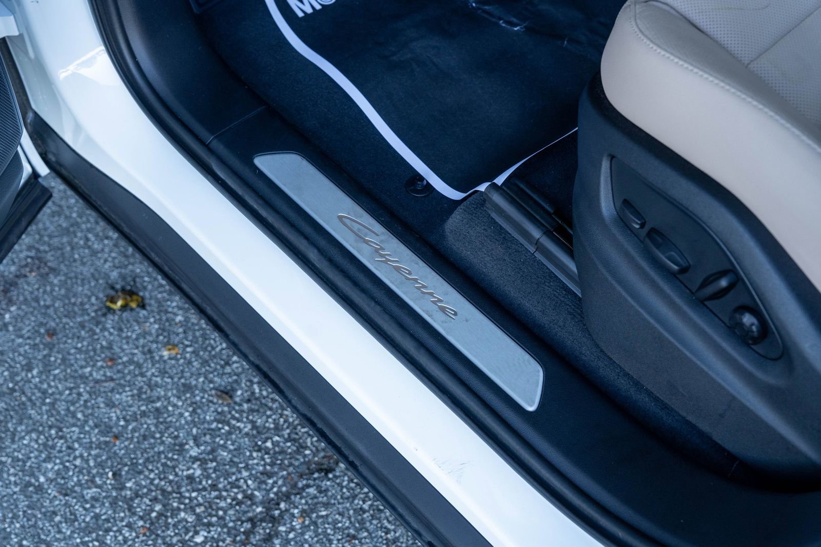 Certified 2025 Porsche Cayenne E-Hybrid w/ Premium Package Plus image 21