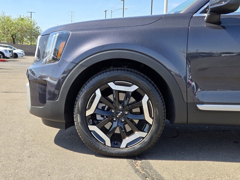 Certified 2025 Kia Telluride EX w/ EX Captain's Chair Package FWD image 10