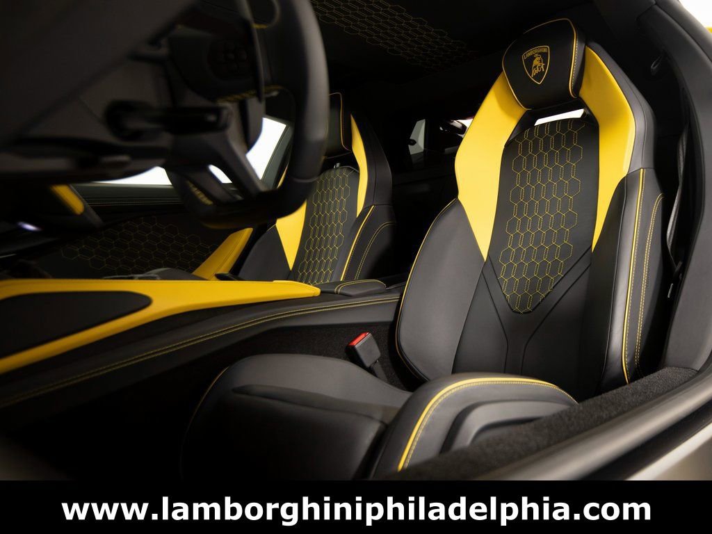 Used 2024 Lamborghini Revuelto image 10