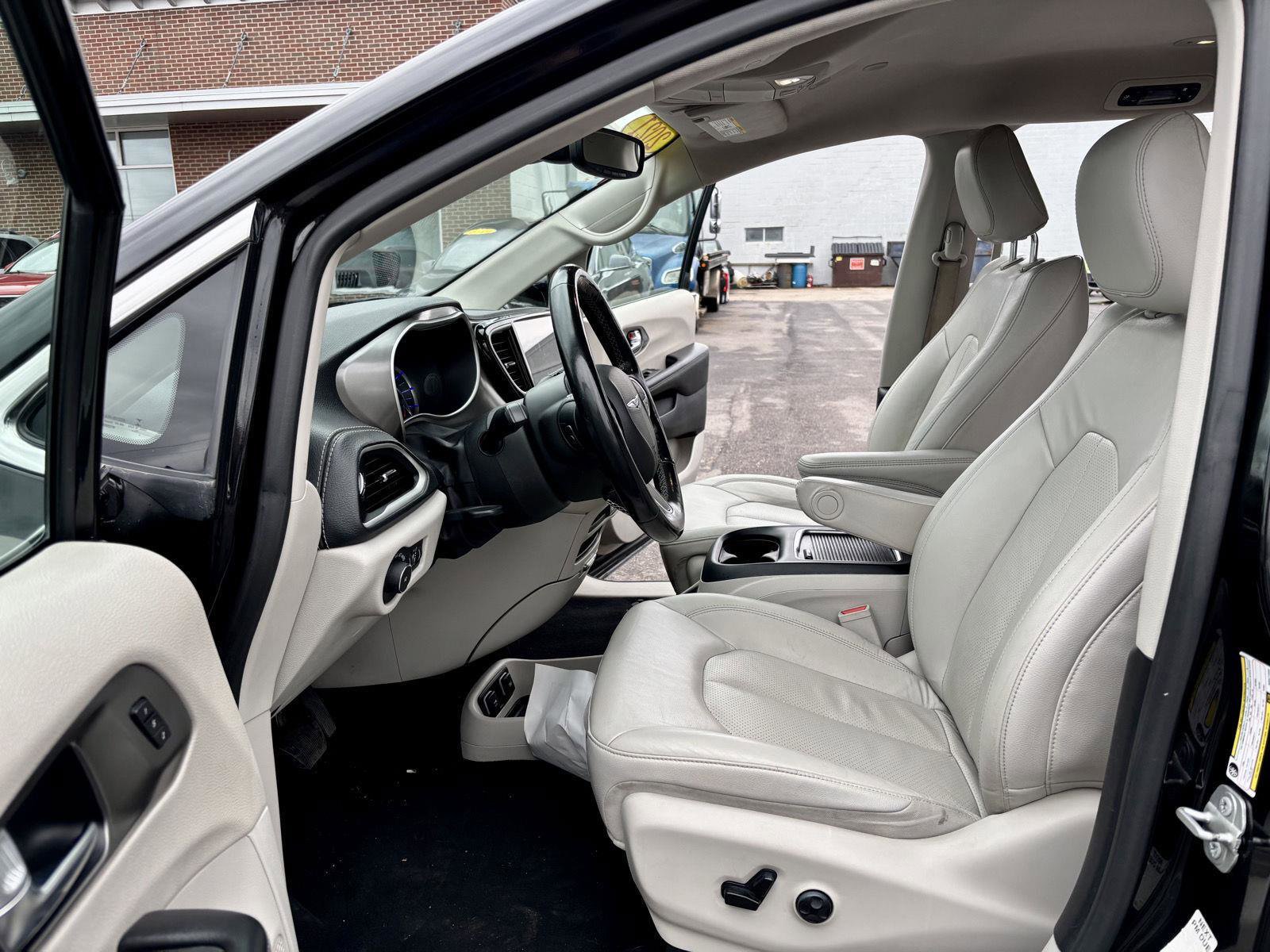 Used 2021 Chrysler Pacifica Touring-L image 7