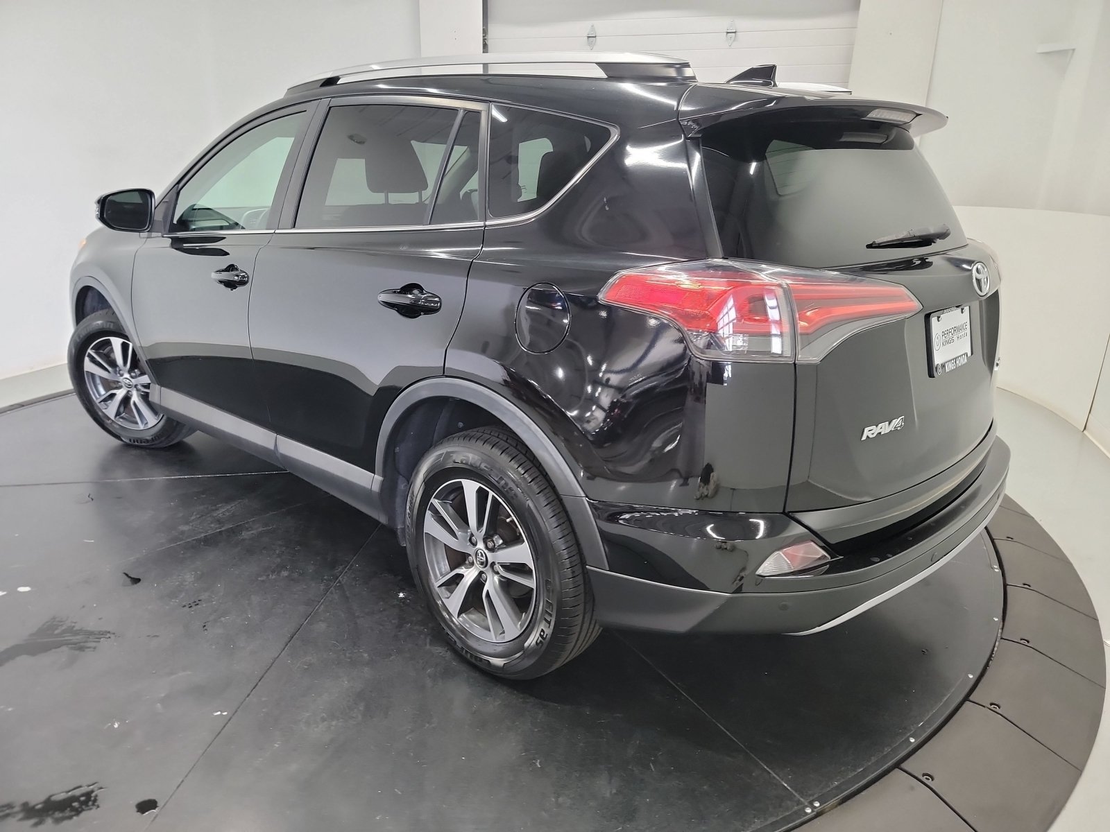 Used 2018 Toyota RAV4 XLE FWD image 6