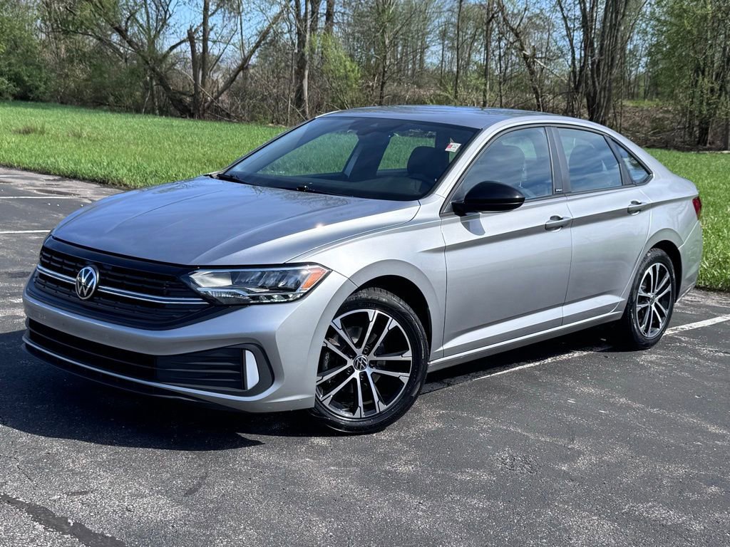 Used 2023 Volkswagen Jetta Sport image 2