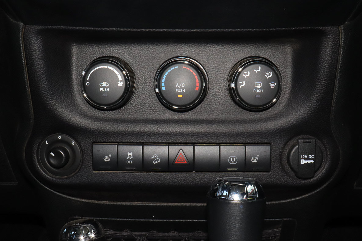 Used 2018 Jeep Wrangler Unlimited Rubicon w/ Connectivity Group AWD/4WD image 11