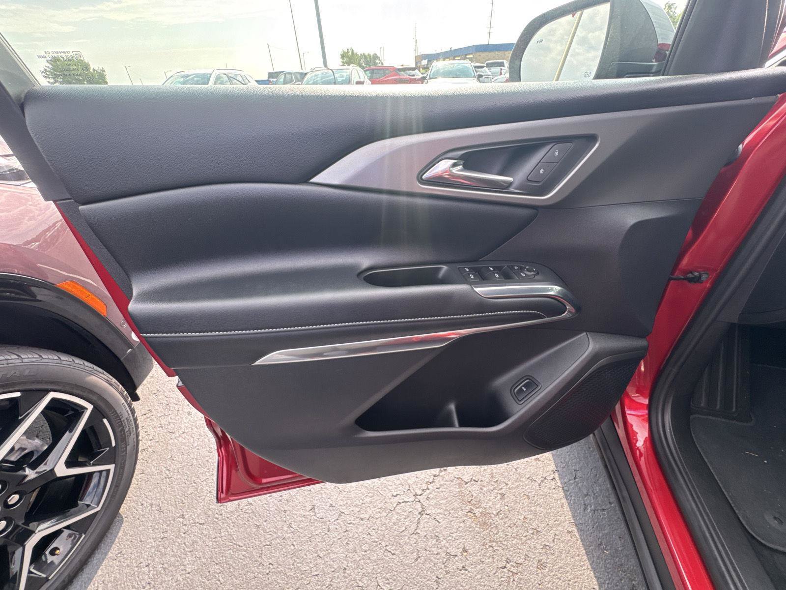 Used 2026 Chevrolet Traverse LT FWD image 8