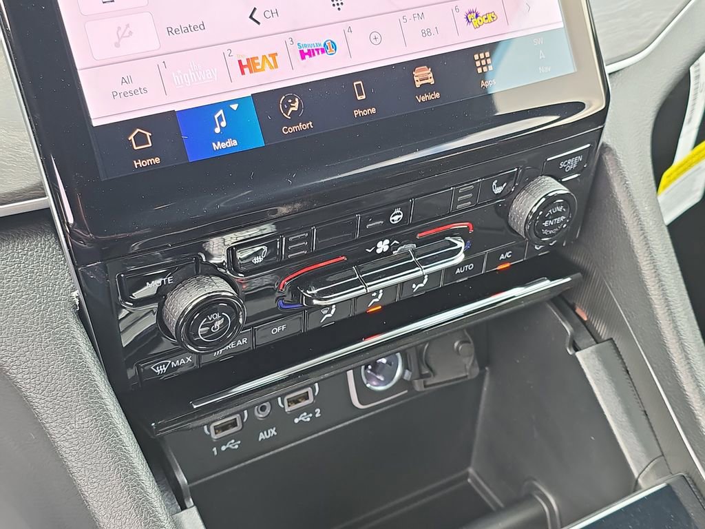 New 2025 Jeep Grand Cherokee Limited w/ Black Appearance Package image 22