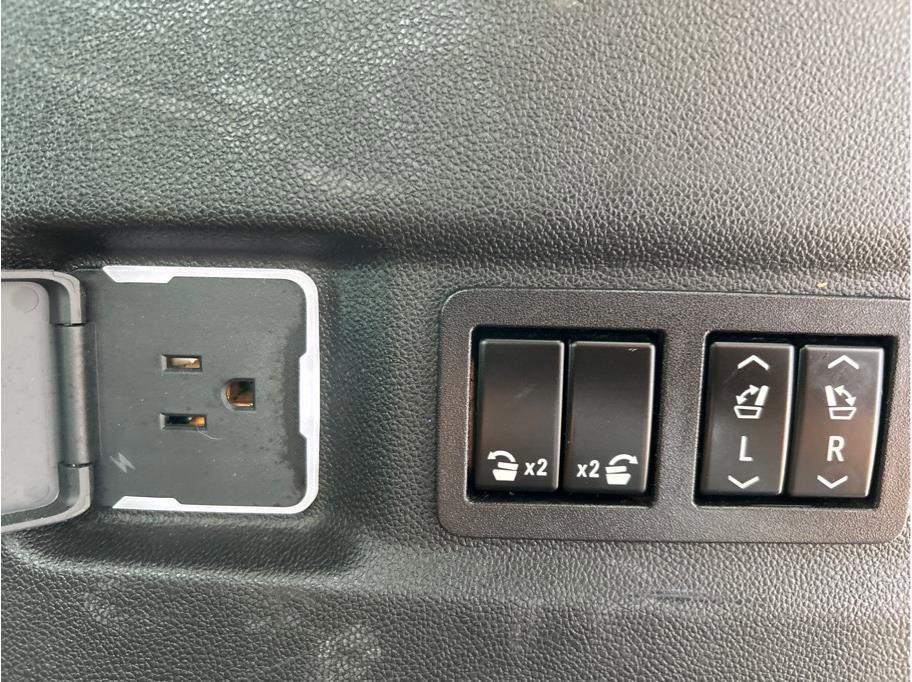 Used 2023 Chevrolet Suburban RST w/ Luxury Package image 31