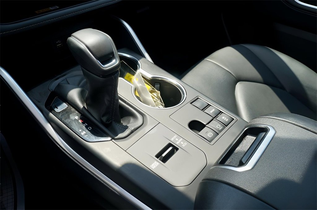 Used 2024 Toyota Highlander Platinum image 23