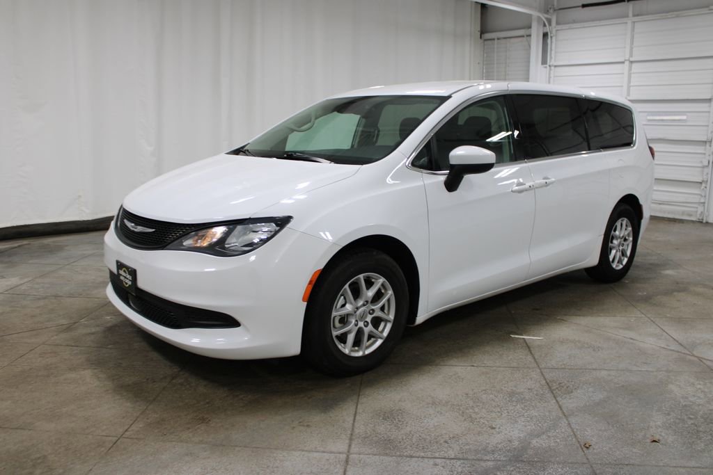Used 2023 Chrysler Voyager LX FWD image 4